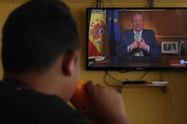 Telespectador acompanha pronunciamento de abdicação do rei espanhol Juan Carlos (Albert Gea/Reuters)