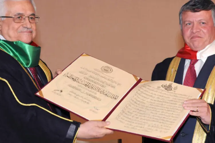 Rei Abdullah II da Jordânia (esquerda) anunciou que um comitê designado por ele próprio adotou "emendas históricas" à Constituição do país, encaminhadas a institucionalizar as reformas políticas anunciadas (Getty Images)