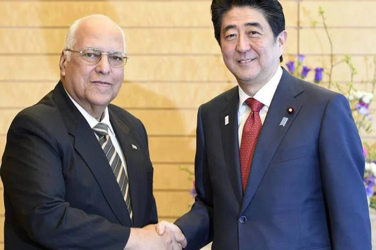 Shinzo Abe e Ricardo Cabrizas: ambos representantes "falaram sobre as relações bilaterais e as oportunidades que são abertas, especialmente no terreno econômico comercial" (Reuters)