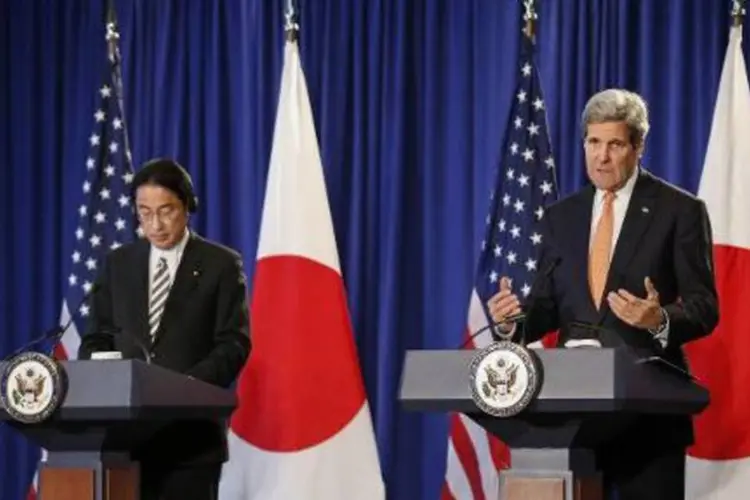 Chanceler japonês Fumio Kishida e o secretário de Estado americano John Kerry (Kena Betancur/AFP)