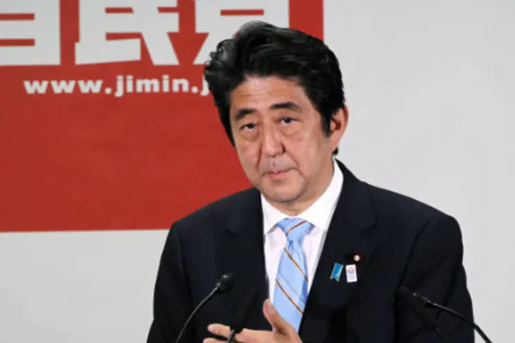 
	Shinzo Abe: o primeiro-ministro tamb&eacute;m disse que deve continuar a implementar pol&iacute;ticas de crescimento, incluindo a redu&ccedil;&atilde;o de impostos sobre investimentos de capital
 (Koichi Kamoshida/Bloomberg)