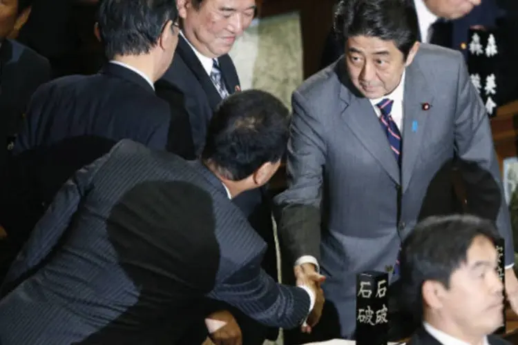 Shinzo Abe: "Eu quero aprender com a experiência do meu governo anterior, incluindo os contratempos, e buscar um governo estável", disse o novo primeiro-ministro japonês (REUTERS/Toru Hanai)