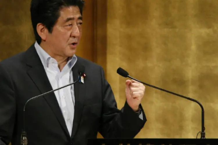 
	O primeiro-ministro do Jap&atilde;o Shinzo Abe: em uma pesquisa divulgada hoje, 53% dos eleitores afirmaram que votar&atilde;o no partido de Abe na elei&ccedil;&atilde;o para o Senado no pr&oacute;ximo m&ecirc;s
 (REUTERS/Toru Hanai)