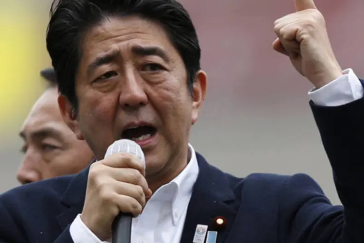 
	Shinzo Abe: analistas temem que, diante desses resultados, o governo do conservador Shinzo Abe deixe de lado seu projeto de aumentar o IVA, o imposto ao consumo
 (Toru Hanai/Reuters)