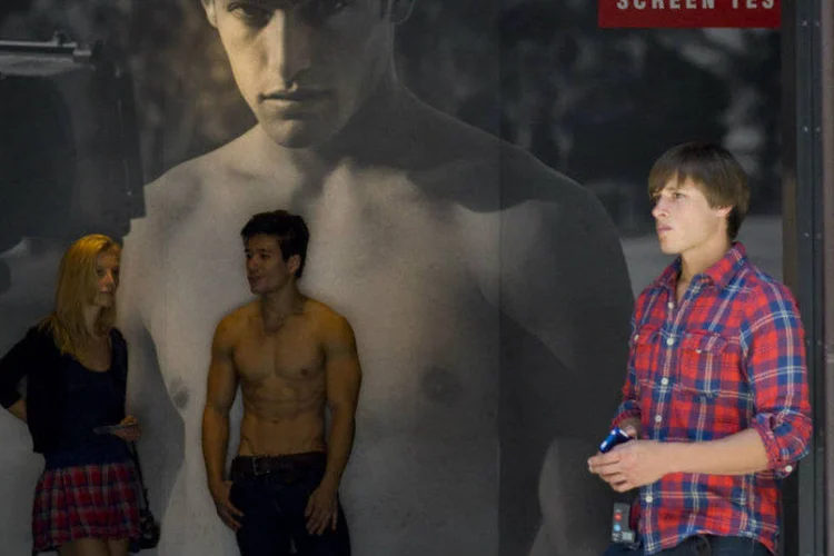 
	Entrada de loja da Abercrombie &amp; Fitch: essas s&atilde;o as mudan&ccedil;as mais recentes em uma loja pioneira no visual mauricinho e patricinha sexy
 (Jin Lee/Bloomberg)