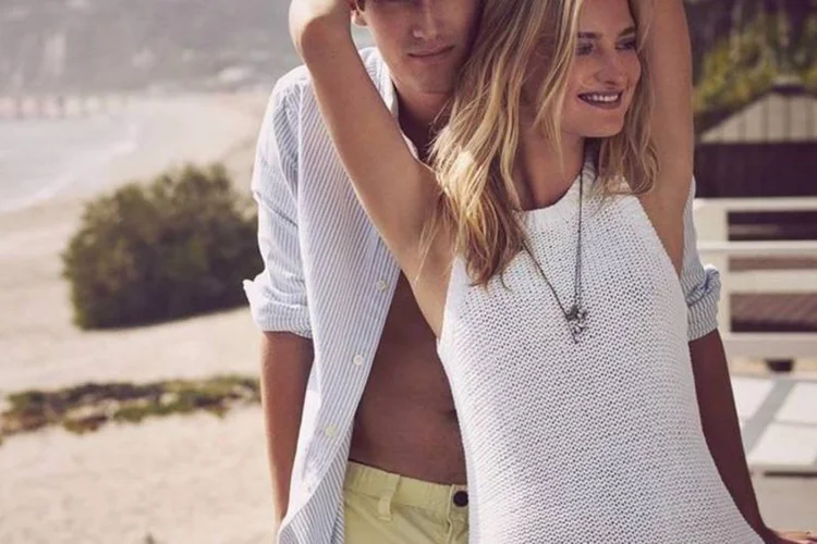 
	A&ccedil;&otilde;es da Abercrombie &amp; Fitch subiam mais de 12% nesta quarta-feira
 (Reporudção/Facebook)
