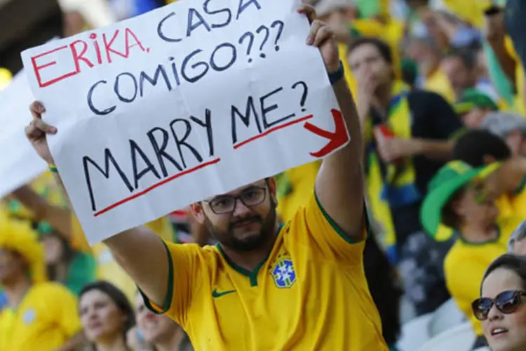 Torcedor segura cartaz com pedido de casamento, na abertura da Copa de 2014 (Reuters)