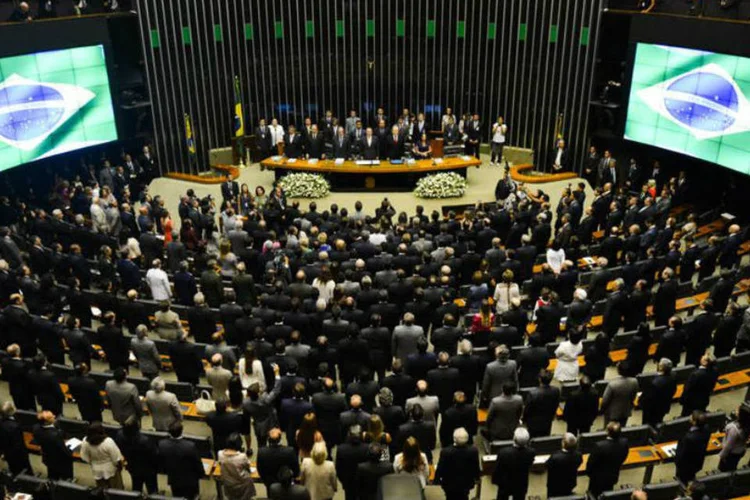 
	Congresso: corre&ccedil;&atilde;o escalonada prev&ecirc; que para a faixa de isen&ccedil;&atilde;o e a faixa de al&iacute;quota de 7,5% o reajuste da tabela ser&aacute; de 6,5%
 (Fabio Rodrigues Pozzebom/Agência Brasil)