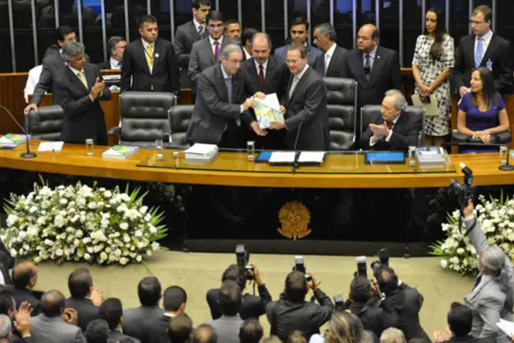 O presidente da Câmara, Eduardo Cunha, o ministro da Casa Civil, Aloísio Mercadante, e o presidente do Senado, Renan Calheiros, abrem os trabalhos legislativos (Fabio Rodrigues Pozzebom/Agência Brasil)