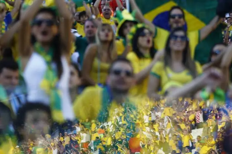 
	Torcedores no Itaquer&atilde;o antes da abertura da Copa do Mundo de 2014, em S&atilde;o Paulo
 (Ivan Alvarado/Reuters)