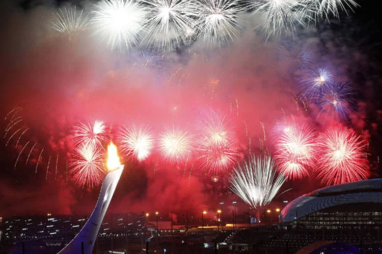 Fogos de artifício sobre o Parque Olímpido no final da cerimônia de abertura dos Jogos Olímpicos de Inverno, em Sochi (Marko Djurica/Reuters)