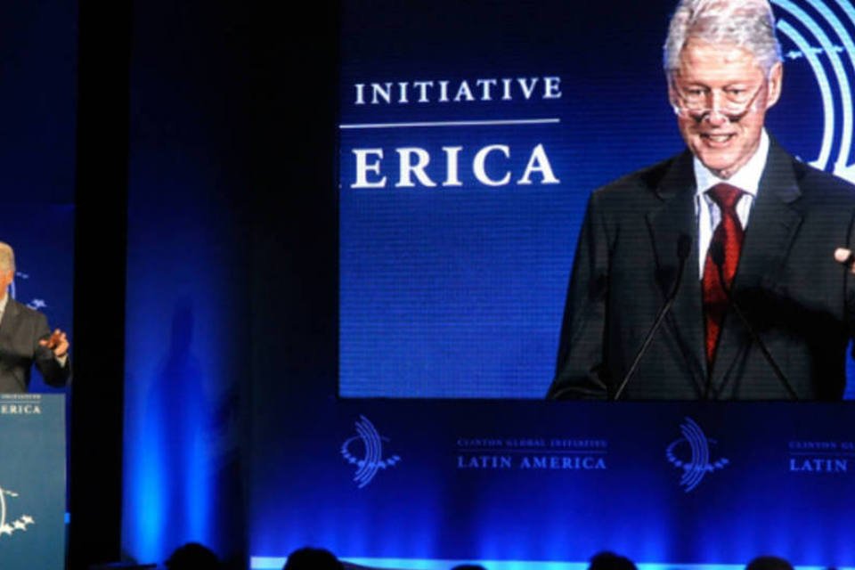 Manifestantes acampam em frente a local do evento de Clinton