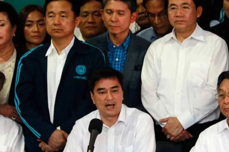  Abhisit Vejjajiva durante discurso hoje: segundo ele, a democracia no país tem sido manipulada por grupos poderosos (Reuters)