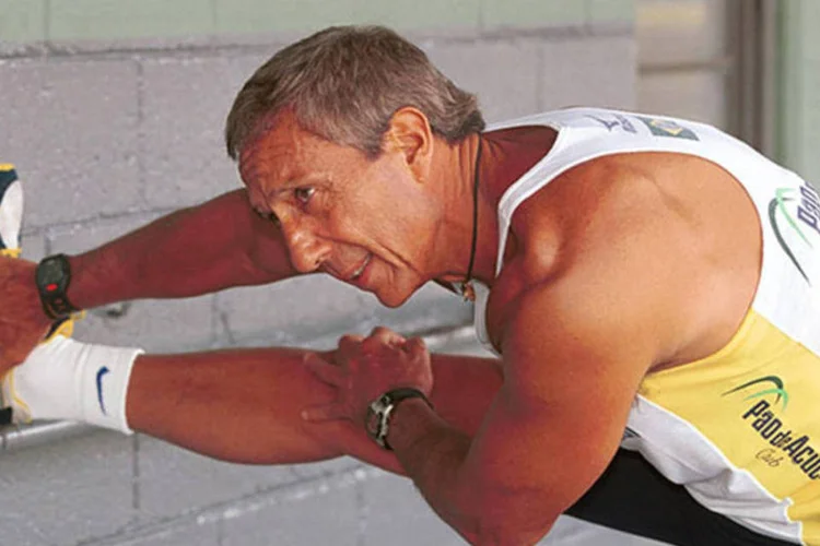 
	Abilio&nbsp;Diniz se alonga antes de corrida, em 2000: o empres&aacute;rio tem uma f&oacute;rmula apurada de viver que, segundo ele, enganar&aacute; a morte
 (Marcos Issa/Bloomberg News)