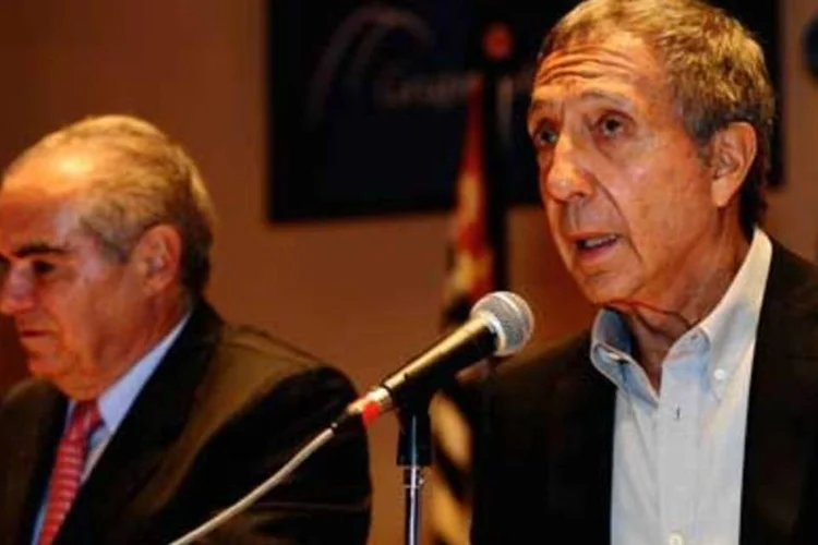 Michel Klein e Abílio Diniz no anúncio da fusão: família Klein entende que seus ativos foram subavaliados em pelo menos R$ 2 bilhões na operação de fusão (.)