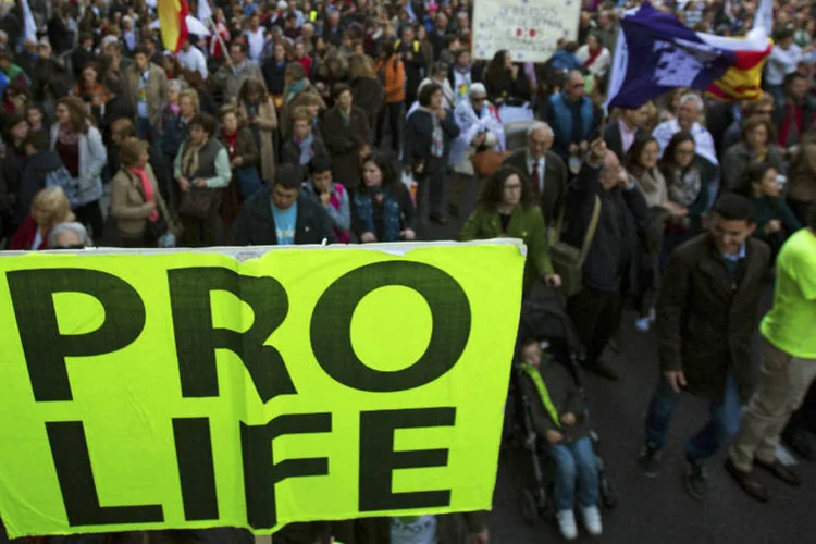 Manifestantes levam cartazes contra aborto em protesto em Madri, na Espanha (REUTERS/Sergio Perez)