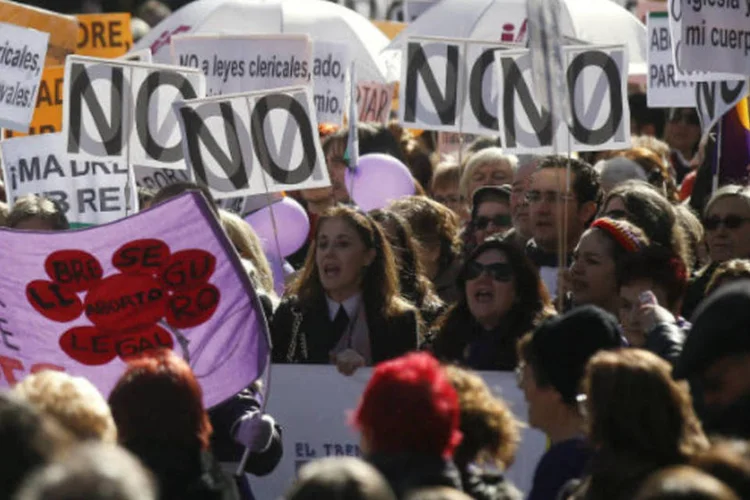Milhares de manifestantes saem às ruas de Madri para protestar contra os planos do governo da Espanha para limitar abortos (REUTERS/Andrea Comas)