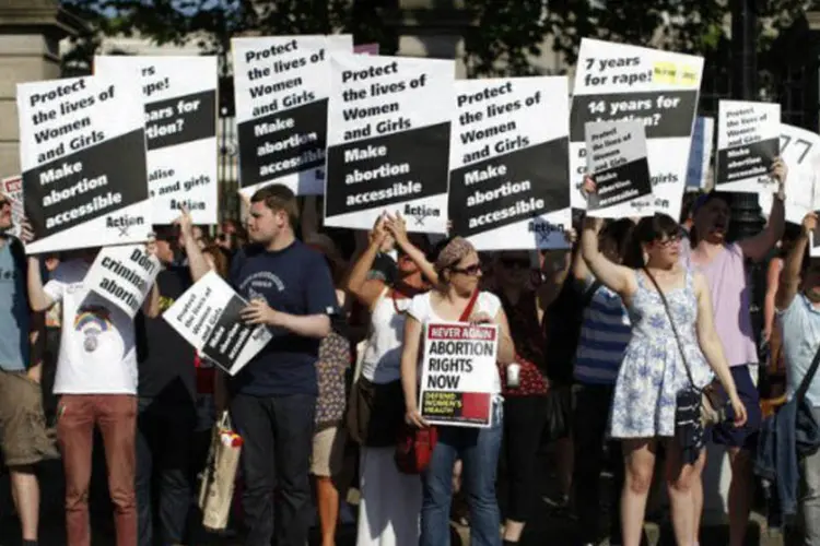Defensores do direito ao aborto protestam diante do Parlamento em Dublin, na Irlanda (AFP/ Peter Muhly)