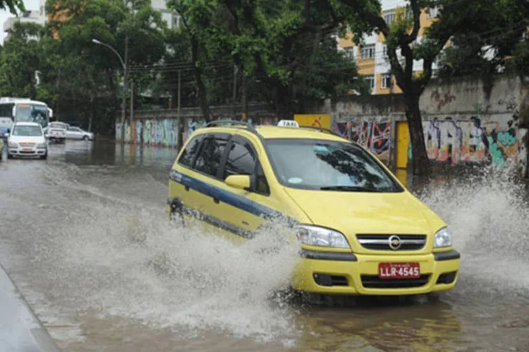 
	Carros passam por rua alagada no Rio de Janeiro:&nbsp;pontos da Baixada Fluminense e das zonas norte e oeste continuam com problemas
 (Tomaz Silva /Agência Brasil)