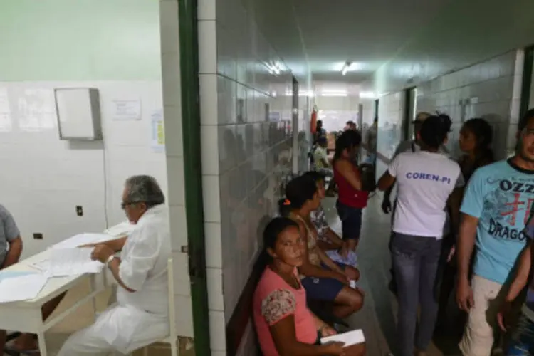 
	M&eacute;dico atendendo pacientes enquanto outros esperam no corredor: a fila dos que aguardam um &oacute;rg&atilde;o diminuiu 56,8% nos &uacute;ltimos tr&ecirc;s anos
 (Agência Brasil)