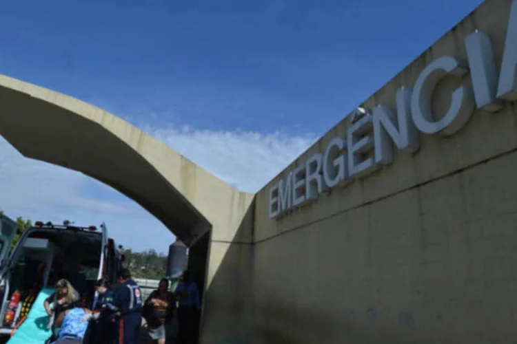 
	Ambul&acirc;ncia com paciente em emerg&ecirc;ncia de hospital:&nbsp;&quot;temos macas lotando os dois lados dos corredores e n&atilde;o h&aacute; espa&ccedil;o nem para os m&eacute;dicos trabalharem&quot;, disse o diretor
 (.)