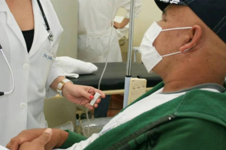 
	M&eacute;dica atende paciente doente: a diminui&ccedil;&atilde;o de leitos acontece justamente onde ser&atilde;o deslocados os profissionais do Mais M&eacute;dicos
 (Divulgação/ Direitos Reservados / Ag. Brasil)
