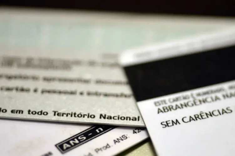 
	Cart&otilde;es de planos de sa&uacute;de: pa&iacute;s tem hoje 38,5 milh&otilde;es de benefici&aacute;rios de planos de sa&uacute;de. Nos &uacute;ltimos anos, grandes operadoras abandonaram mercado de planos individuais
 (ABr)