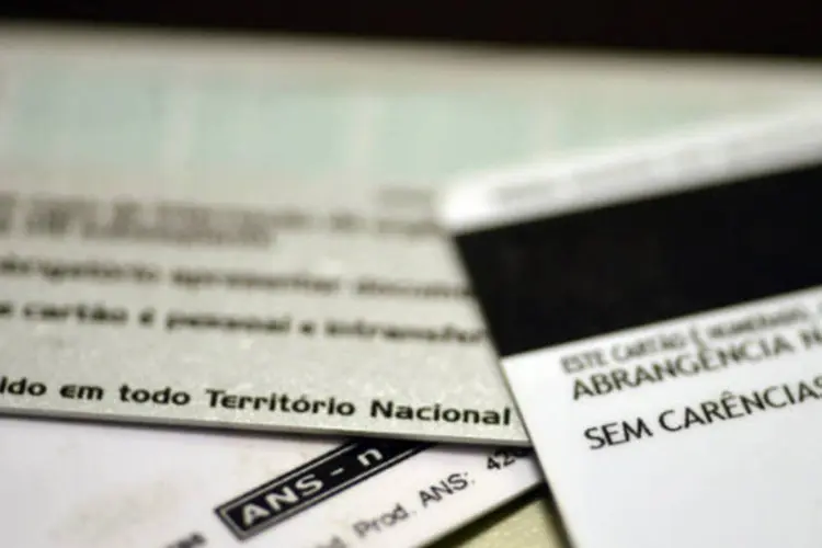 
	Carteirinhas de planos de sa&uacute;de: atualmente, 150 planos de 41 operadoras est&atilde;o sob efeito dessa penalidade
 (Agência Brasil)