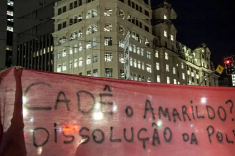 
	Protesto pelo desaparecimento do pedreiro Amarildo de Souza: Amarildo desapareceu ap&oacute;s ser levado por policiais militares para a UPP da Favela da Rocinha, no dia 14 de julho para uma averigua&ccedil;&atilde;o ap&oacute;s ser confundido com um criminoso.
 (Marcelo Camargo/ABr)