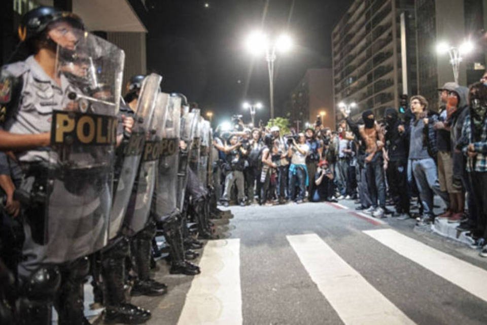 Manifestantes bloqueiam Paulista na altura do Masp