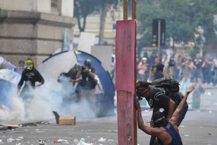 Professores fazem manifestação em frente a Câmara dos Vereadores durante votação do plano de carreira dos profissionais da educação (Tânia Rêgo/ABr)