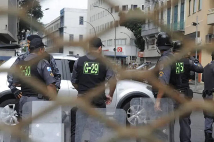 Prédio da Câmara Municipal é cercado por grades durante votação do plano de carreira dos profissionais da educação (Tânia Rêgo/ABr)