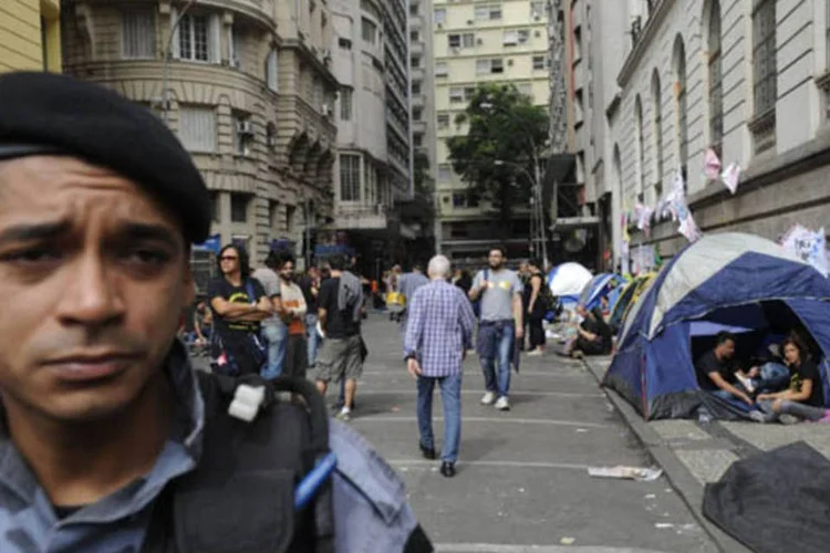 Prédio da Câmara Municipal é cercado por grades durante votação do plano de carreira dos profissionais da educação (Tânia Rego/ABr)
