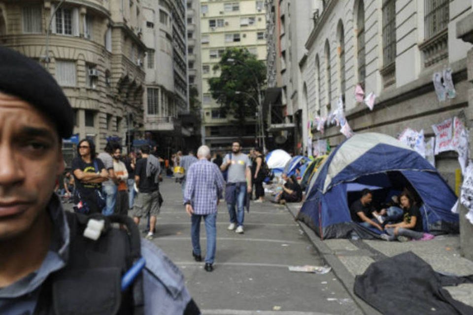 Policiais militares fecham ruas no centro do Rio