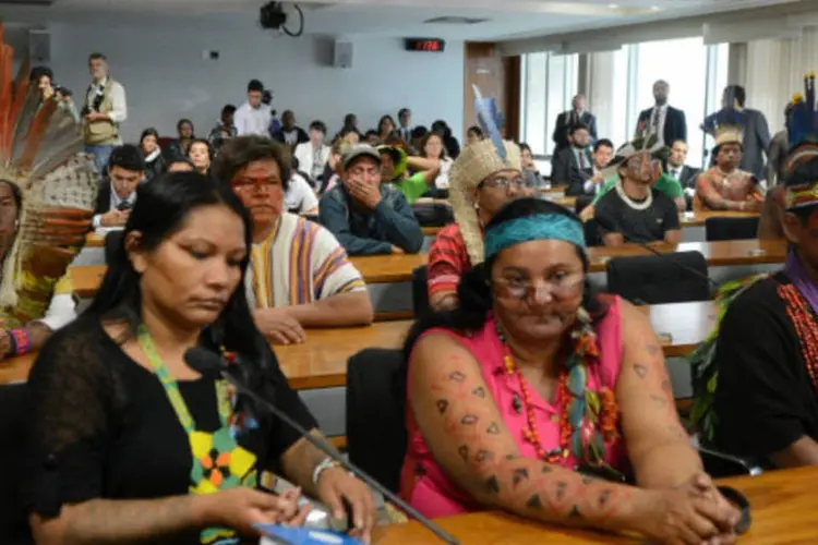 
	Audi&ecirc;ncia p&uacute;blica da Comiss&atilde;o de Direitos Humanos do Senado com a participa&ccedil;&atilde;o de ind&iacute;genas hoje: manifestantes fixaram faixas com dizeres como &quot;Baixa a bola ruralistas&quot;
 (Agência Brasil)