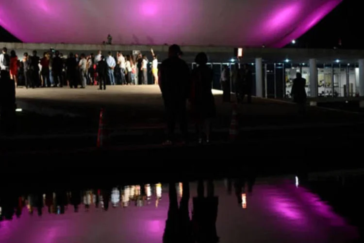 Congresso Nacional ganhou iluminação rosa para lembrar a importância da prevenção do câncer de mama (José Cruz/ABr)