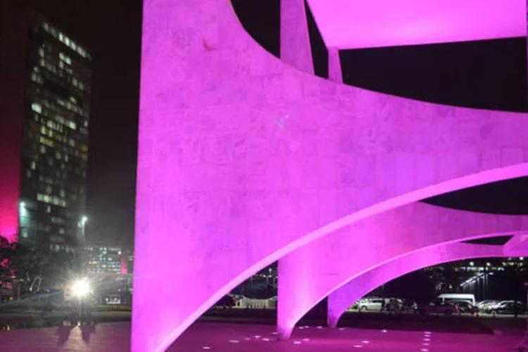 Palácio do Planalto ganhou iluminação rosa para lembrar a importância da prevenção do câncer de mama (Valter Campanato/ABr)