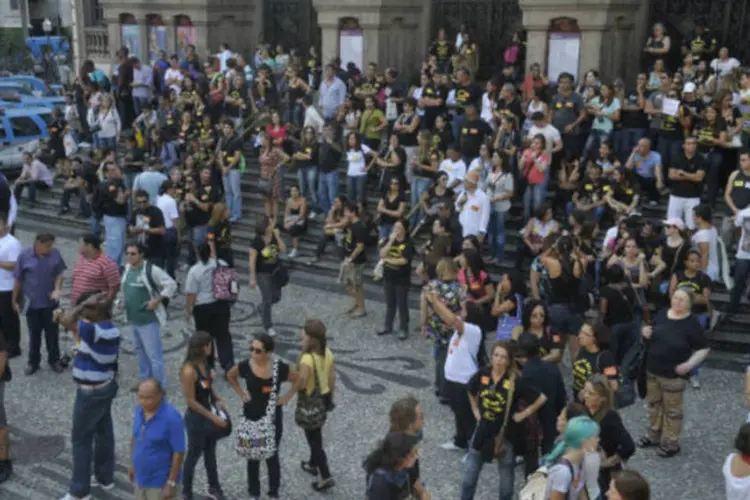 
	Professores fazem manifesta&ccedil;&atilde;o no Rio: h&aacute; pouco, um grupo de manifestantes tentou invadir C&acirc;mara Municipal atrav&eacute;s de um port&atilde;o lateral
 (Agência Brasil)
