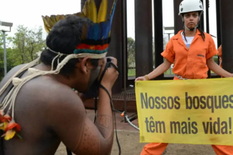Brasília - Um grupo de índios e ativistas do Greenpeace, realizaram na manhã desta terça-feira (1º) uma manifestação contra a PEC 215, que altera as regras para demarcações de terras indígenas (Agência Brasil)