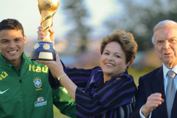 Capitão da equipe que venceu a Copa das Confederações, Thiago Silva, entregou à presidente o troféu do campeonato, acompanhado do presidente da CBF, José Maria Marin (Fabio Rodrigues Pozzebom/ABr)