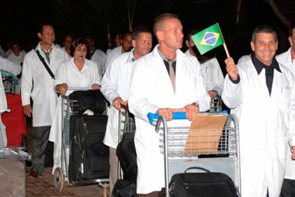 Cubanos do Mais Médicos irão receber US$ 1.245 no Brasil