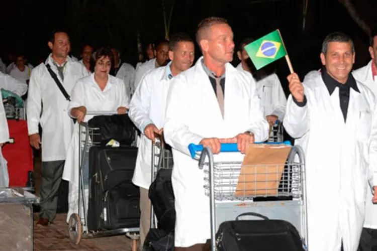 
	M&eacute;dicos cubanos desembarcam em Bras&iacute;lia: profissionais come&ccedil;am a viajar para os estados onde v&atilde;o atuar
 (José Cruz/ABr)