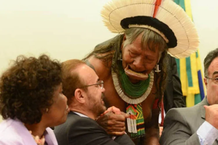 Representantes de povos indígenas se reúnem com o vice-presidente da Câmara, Andre Vargas (à direita), e outros parlamentares para discutir a pauta de reivindicação das comunidades indígenas (José Cruz/ABr)
