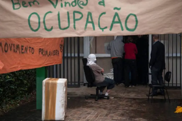 
	Estudantes da Universidade de S&atilde;o Paulo (USP) ocupam o pr&eacute;dio da Reitoria: os dois estudantes foram detidos durante a reintegra&ccedil;&atilde;o de posse da reitoria da USP
 (Marcelo Camargo/ABr)