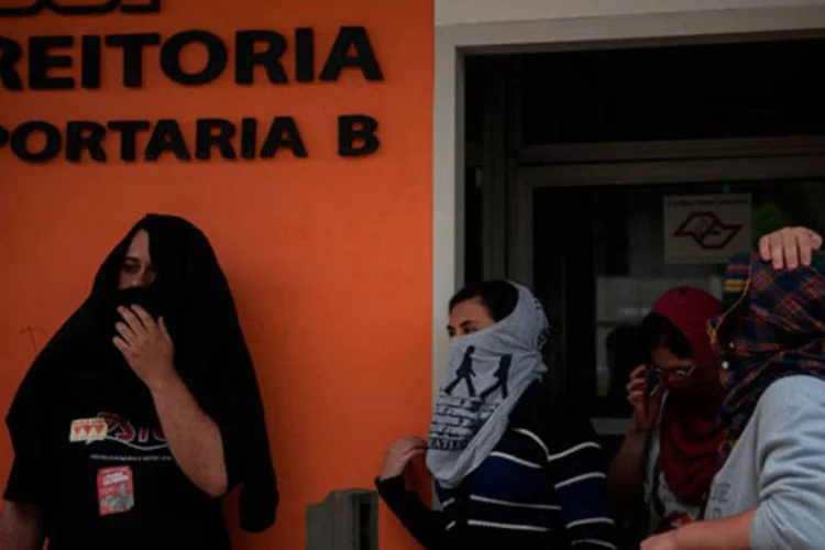 
	Estudantes da USP ocupam o pr&eacute;dio da Reitoria desde a tarde de ontem: para deixar o edif&iacute;cio, o grupo reivindica a anula&ccedil;&atilde;o das decis&otilde;es tomadas na ter&ccedil;a pelo Conselho Universit&aacute;rio
 (Marcelo Camargo/ABr)
