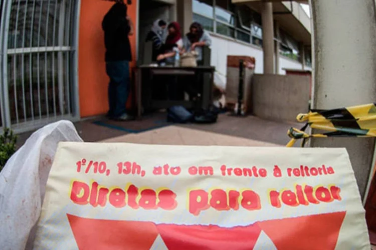 
	Estudantes da USP ocupam o pr&eacute;dio da Reitoria desde a tarde de ontem: os universit&aacute;rios pedem elei&ccedil;&otilde;es diretas, voto parit&aacute;rio e o fim da lista tr&iacute;plice na elei&ccedil;&atilde;o para reitor
 (Marcelo Camargo/ABr)