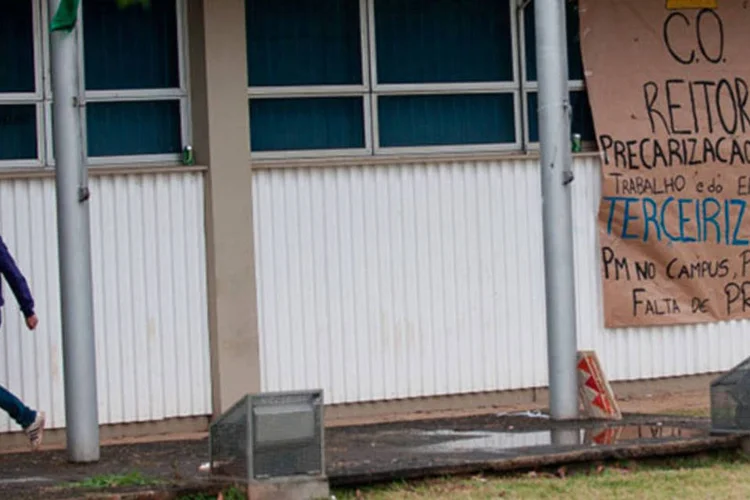 
	Estudantes da USP ocupam o pr&eacute;dio da Reitoria: dire&ccedil;&atilde;o da universidade informou que n&atilde;o ir&aacute; negociar enquanto os alunos n&atilde;o deixarem a reitoria
 (Marcelo Camargo/ABr)