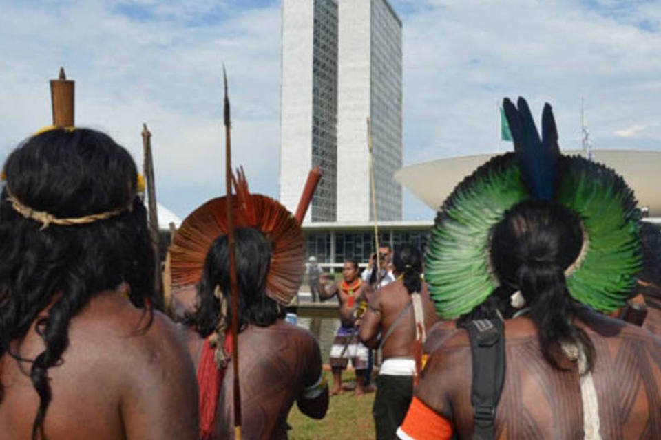 Índios protestam em frente ao Congresso