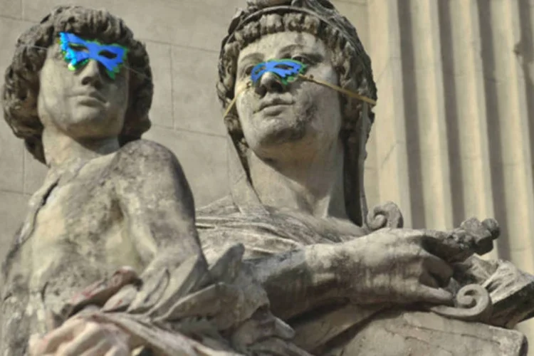 Manifestação coloca duas máscaras em estátuas na frente da Assembleia do Rio de Janeiro durante a sessão que proibiu máscaras em manifestações (Fernando Frazão/ABr)