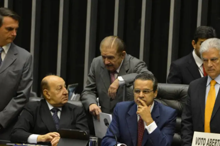 Henrique Eduardo Alves com líderes partidários durante sessão para votação da PEC 349, que institui o voto aberto em todas as deliberações (Valter Campanato/ABr)